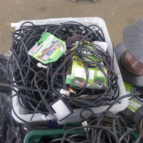 2231 - A large quantity of audio cables