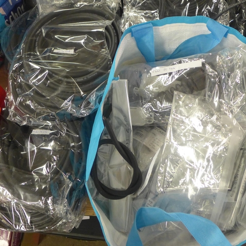 2231 - A large quantity of audio cables