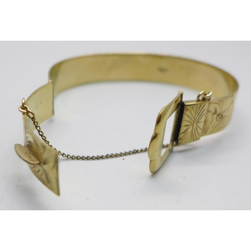 1009 - A rolled gold buckle bangle