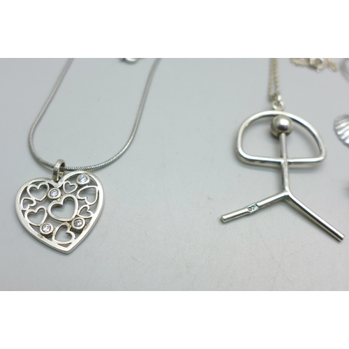 1023 - Assorted silver jewellery