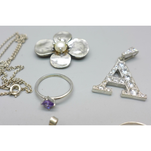 1023 - Assorted silver jewellery