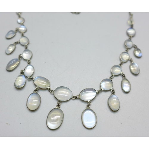 1028 - A moonstone necklet, 38cm