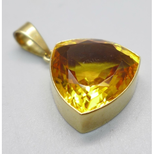 1037 - A 9ct gold and citrine pendant, 6.9g, 2cm