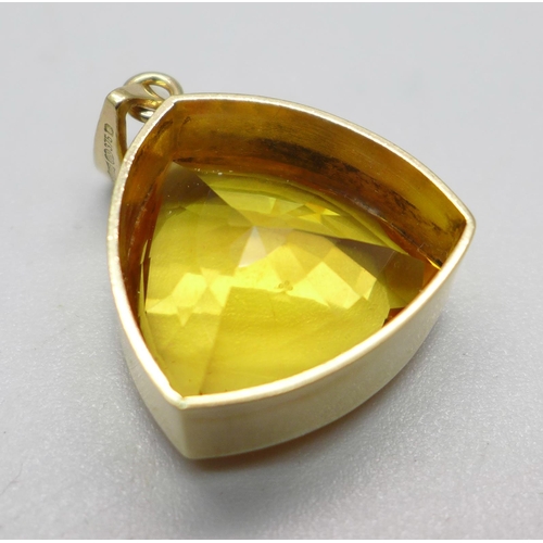 1037 - A 9ct gold and citrine pendant, 6.9g, 2cm