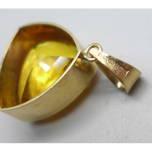 1037 - A 9ct gold and citrine pendant, 6.9g, 2cm