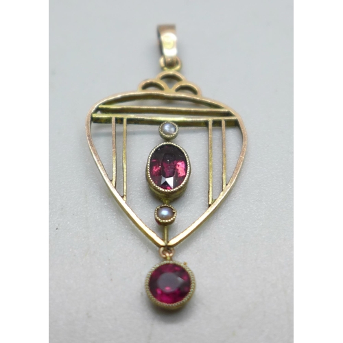 1038 - A 9ct gold, garnet and seed pearl pendant, 1.1g, 17mm wide