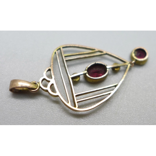 1038 - A 9ct gold, garnet and seed pearl pendant, 1.1g, 17mm wide