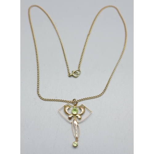 1041 - A 9ct gold and peridot Art Nouveau pendant and chain, 3.9g