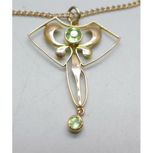 1041 - A 9ct gold and peridot Art Nouveau pendant and chain, 3.9g