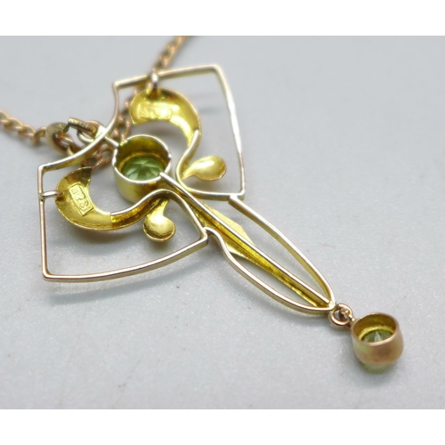 1041 - A 9ct gold and peridot Art Nouveau pendant and chain, 3.9g