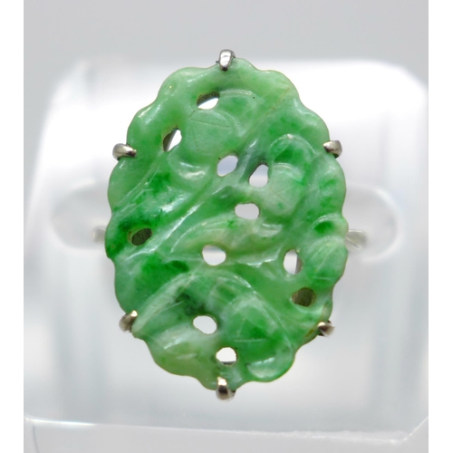 1044 - A white metal and carved jade ring, tests as 9ct gold, 2.9g, M/N