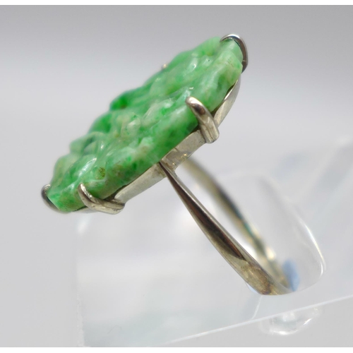 1044 - A white metal and carved jade ring, tests as 9ct gold, 2.9g, M/N