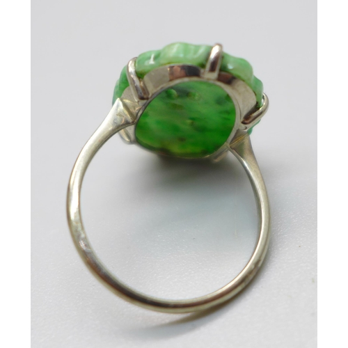 1044 - A white metal and carved jade ring, tests as 9ct gold, 2.9g, M/N