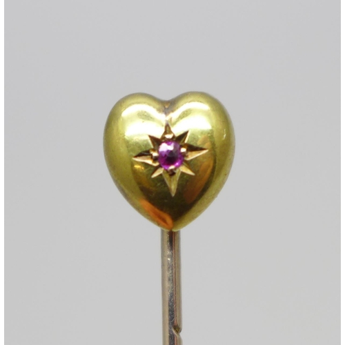 1051 - A 15ct gold heart pin, 1.2g