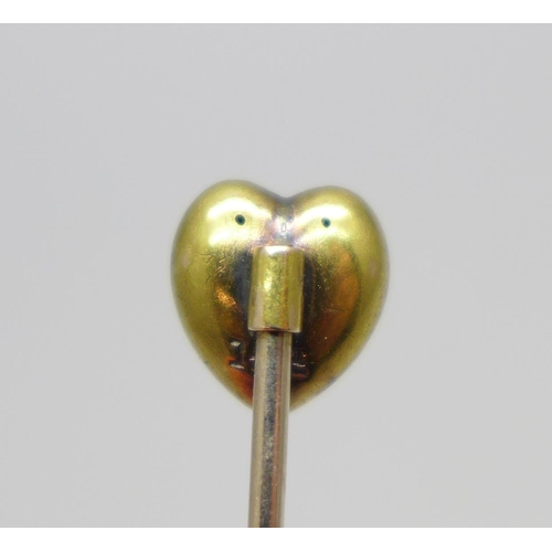 1051 - A 15ct gold heart pin, 1.2g