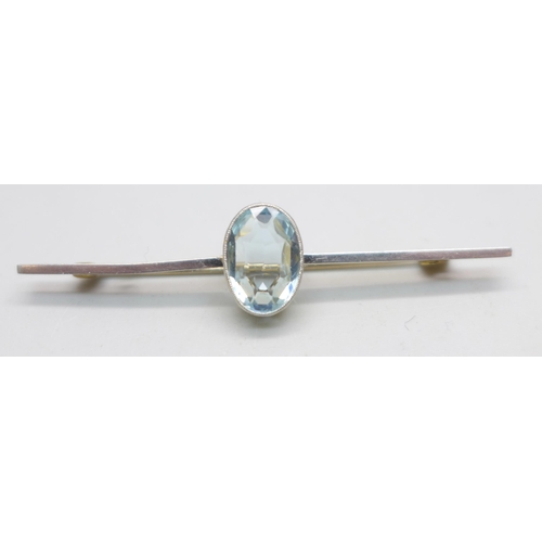 1056 - A 15ct gold and aquamarine bar brooch, 3.3g, stone 9mm x 12mm