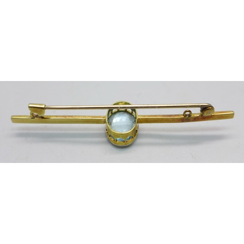 1056 - A 15ct gold and aquamarine bar brooch, 3.3g, stone 9mm x 12mm