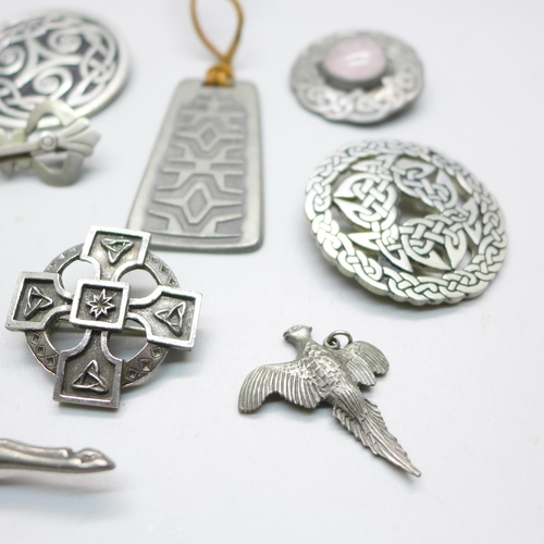 1068 - Pewter jewellery including St. Justin and Norwegian