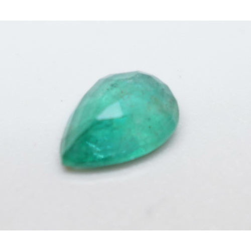 1073 - An unmounted emerald, 0.5g