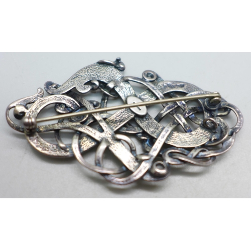 1075 - A silver brooch, 61mm