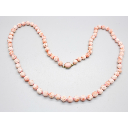 1077 - A carved coral necklace