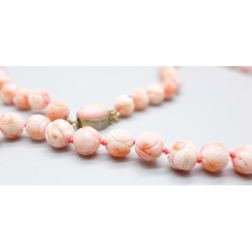 1077 - A carved coral necklace