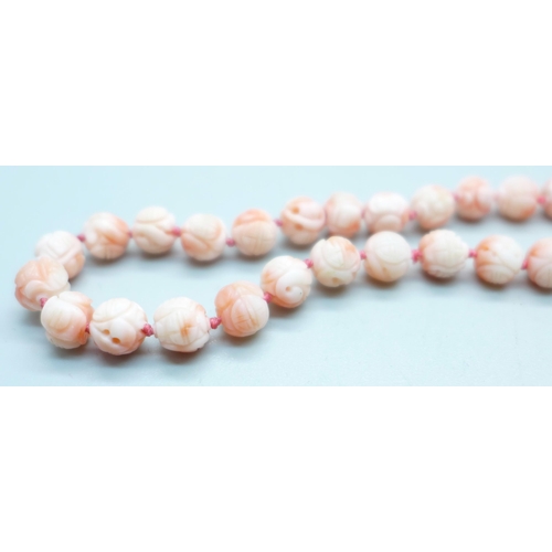 1077 - A carved coral necklace