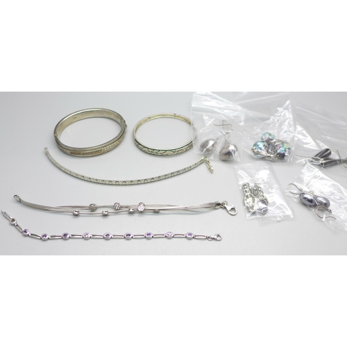 1078 - Three silver bracelets, two silver bangles and silver earrings