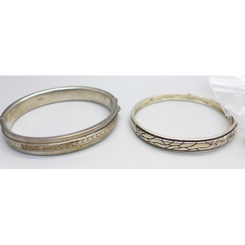 1078 - Three silver bracelets, two silver bangles and silver earrings