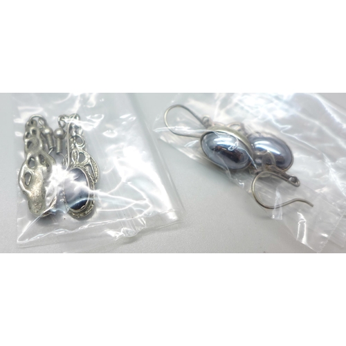 1078 - Three silver bracelets, two silver bangles and silver earrings