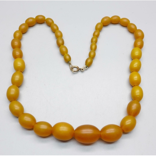 1080 - An amber coloured bead necklace