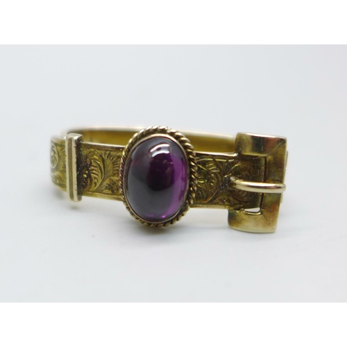 1081 - A circa 1900 yellow metal and cabochon garnet scarf clip, 3.5g