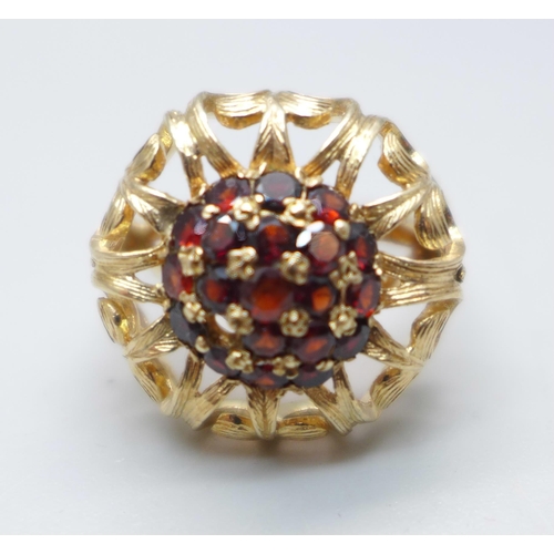 1087 - A large 9ct gold and garnet cluster ring, 6.3g, P/Q