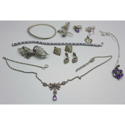 1094 - A collection of silver jewellery