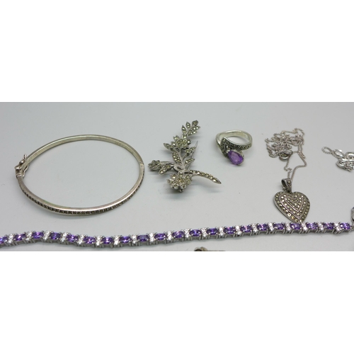 1094 - A collection of silver jewellery