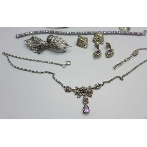 1094 - A collection of silver jewellery