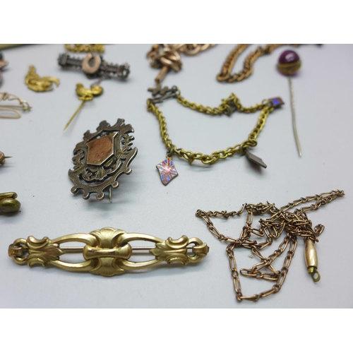 1097 - Gold tone jewellery including a boxed cufflinks set