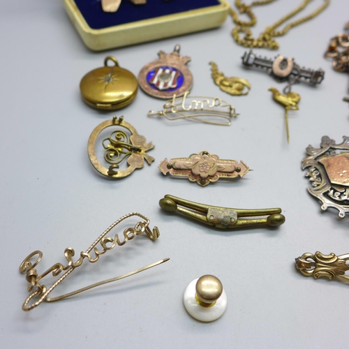 1097 - Gold tone jewellery including a boxed cufflinks set