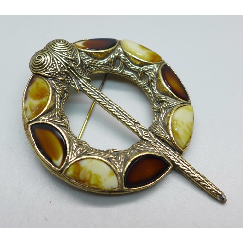 1100 - A Baltic amber necklace and a Scottish kilt pin style brooch