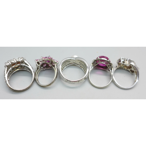 1101 - Four silver rings and one other ring, J, M, O x2 and T