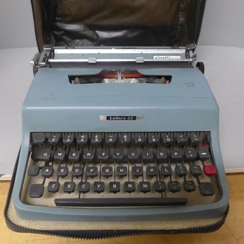 1114 - A cased Olivetti Lettera 32 typewriter **PLEASE NOTE THIS LOT IS NOT ELIGIBLE FOR POSTING AND PACKIN... 