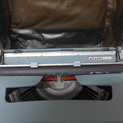 1114 - A cased Olivetti Lettera 32 typewriter **PLEASE NOTE THIS LOT IS NOT ELIGIBLE FOR POSTING AND PACKIN... 