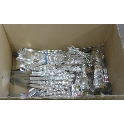 1125 - A box of plated cutlery, mainly Oneida, some cased **PLEASE NOTE THIS LOT IS NOT ELIGIBLE FOR POSTIN... 