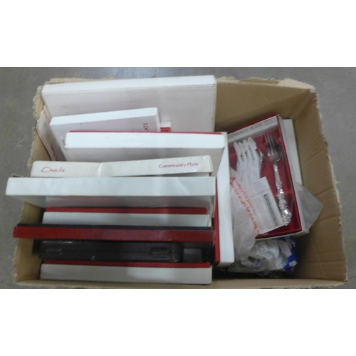 1125 - A box of plated cutlery, mainly Oneida, some cased **PLEASE NOTE THIS LOT IS NOT ELIGIBLE FOR POSTIN... 