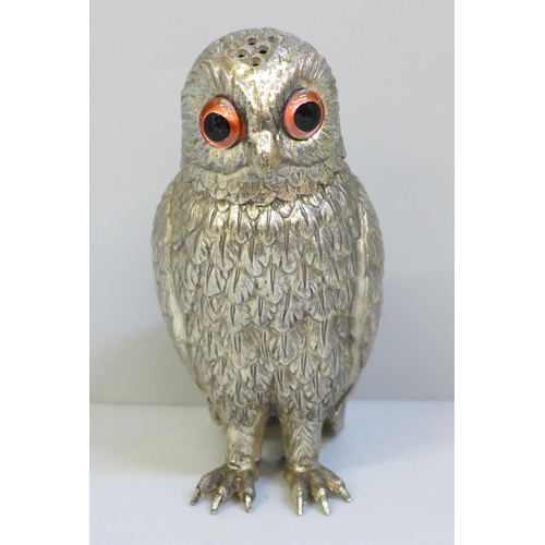 625 - A silver plated figural owl shaker, 14cm