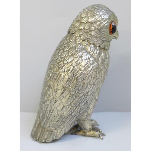 625 - A silver plated figural owl shaker, 14cm