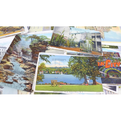 633 - A collection of over 200 postcards, USA scenes including 'Colortone'