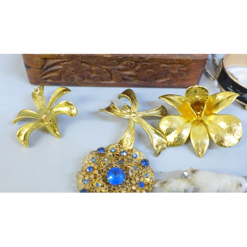 640 - Vintage and later costume jewellery