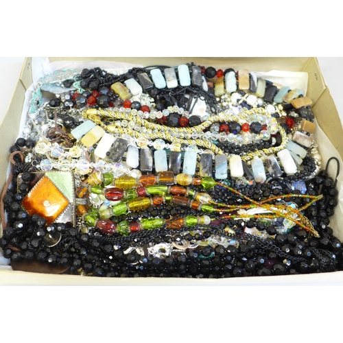 654 - Costume necklets and bracelets