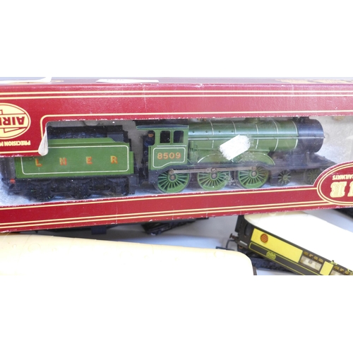 675 - A Tri-ang 00 gauge model locomotive, (Airfix box), and five Pullman coaches